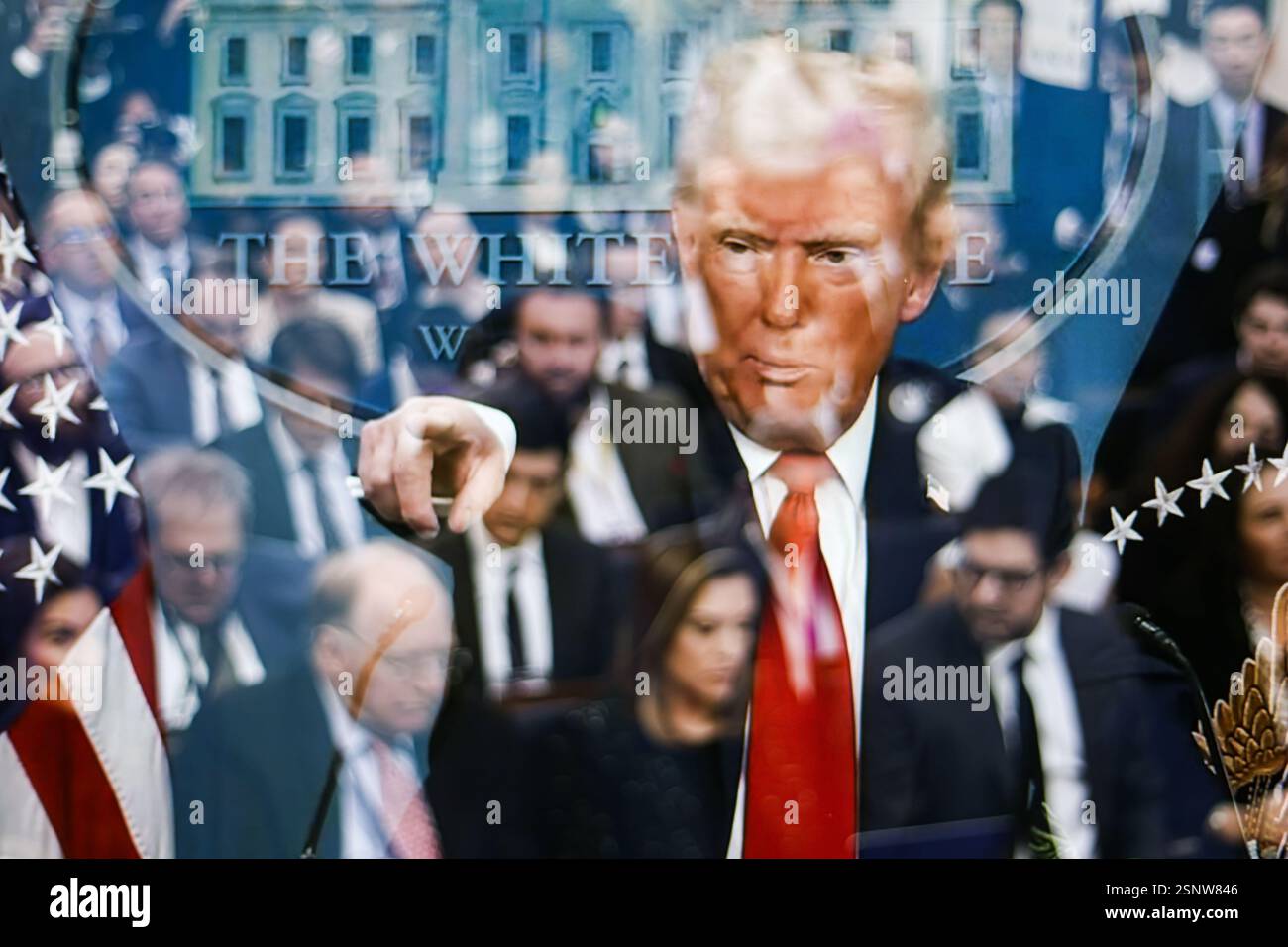 (NOTA DELL'EDITORE: Questa immagine è stata creata girando uno schermo televisivo utilizzando l'esposizione multipla nella fotocamera) in questa immagine, il presidente degli Stati Uniti Donald Trump tiene un discorso alla Casa Bianca. Il presidente DEGLI STATI UNITI Donald Trump ha detto ai giornalisti della Casa Bianca che non vede "alcuna possibilità” che la Russia accetterà l'adesione dell'Ucraina alla NATO. I presidenti russi e statunitensi Vladimir Putin e Donald Trump hanno parlato telefonicamente il 12 febbraio. È stato il primo contatto ufficiale dei presidenti da quando Trump è tornato alla Casa Bianca. Entrambe le parti hanno incaricato le loro squadre di avviare i negoziati "immediatamente" Foto Stock