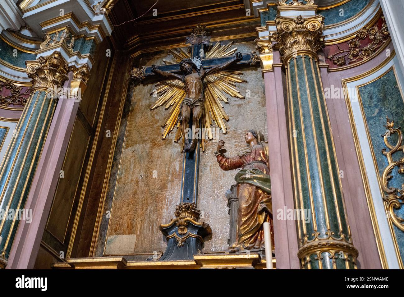 Settembre 28 2024: Lisbona Portogallo - un altare con una statua del Crocifisso nella Torre da Igreja do Castelo de São Jorge Church Lisbona Portogallo Foto Stock