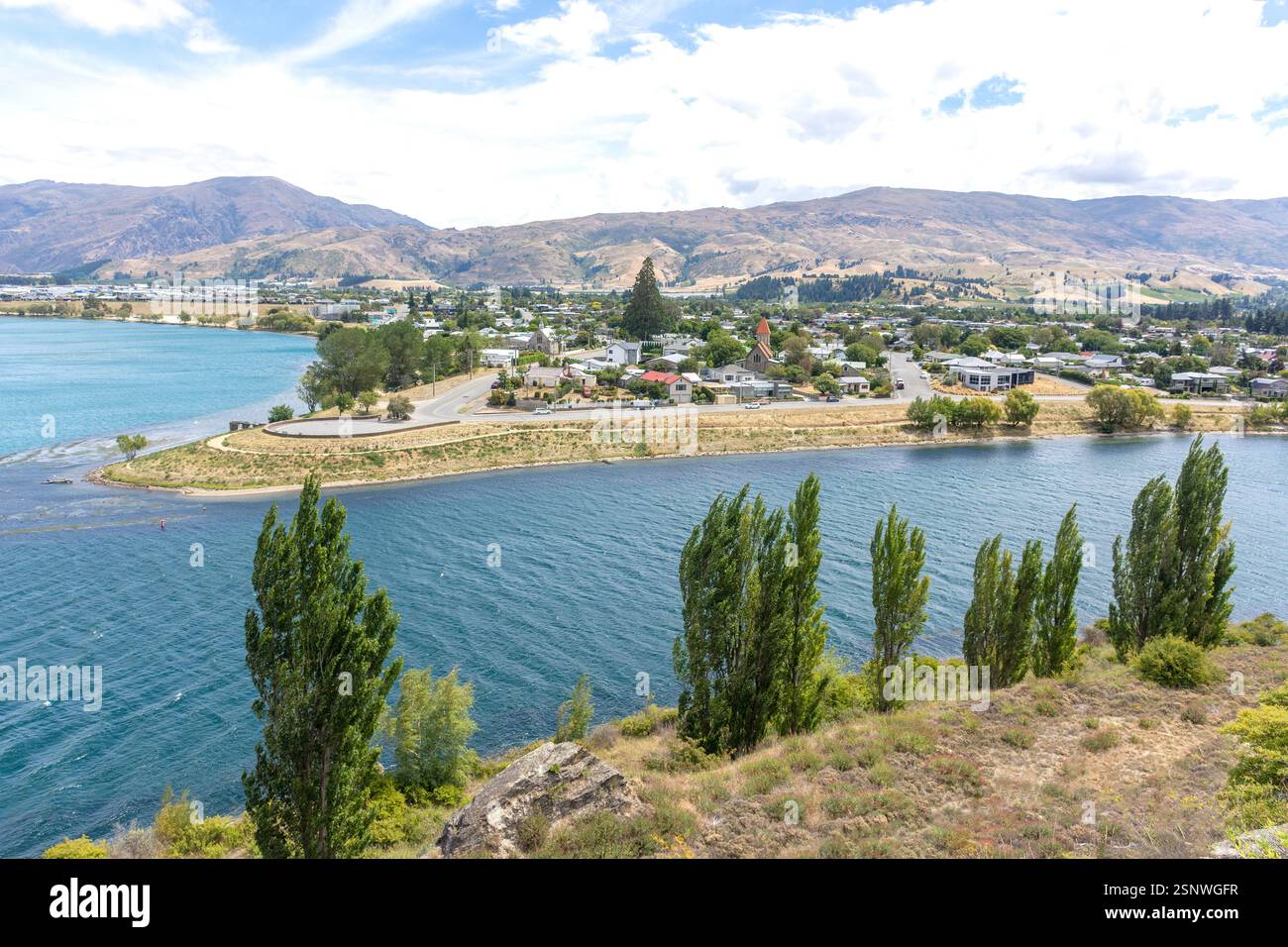 Vista della città e del fiume Clutha da Bruce Jackson Lookout, Cromwell (Tīrau), regione di Otago, Isola del Sud, nuova Zelanda Foto Stock