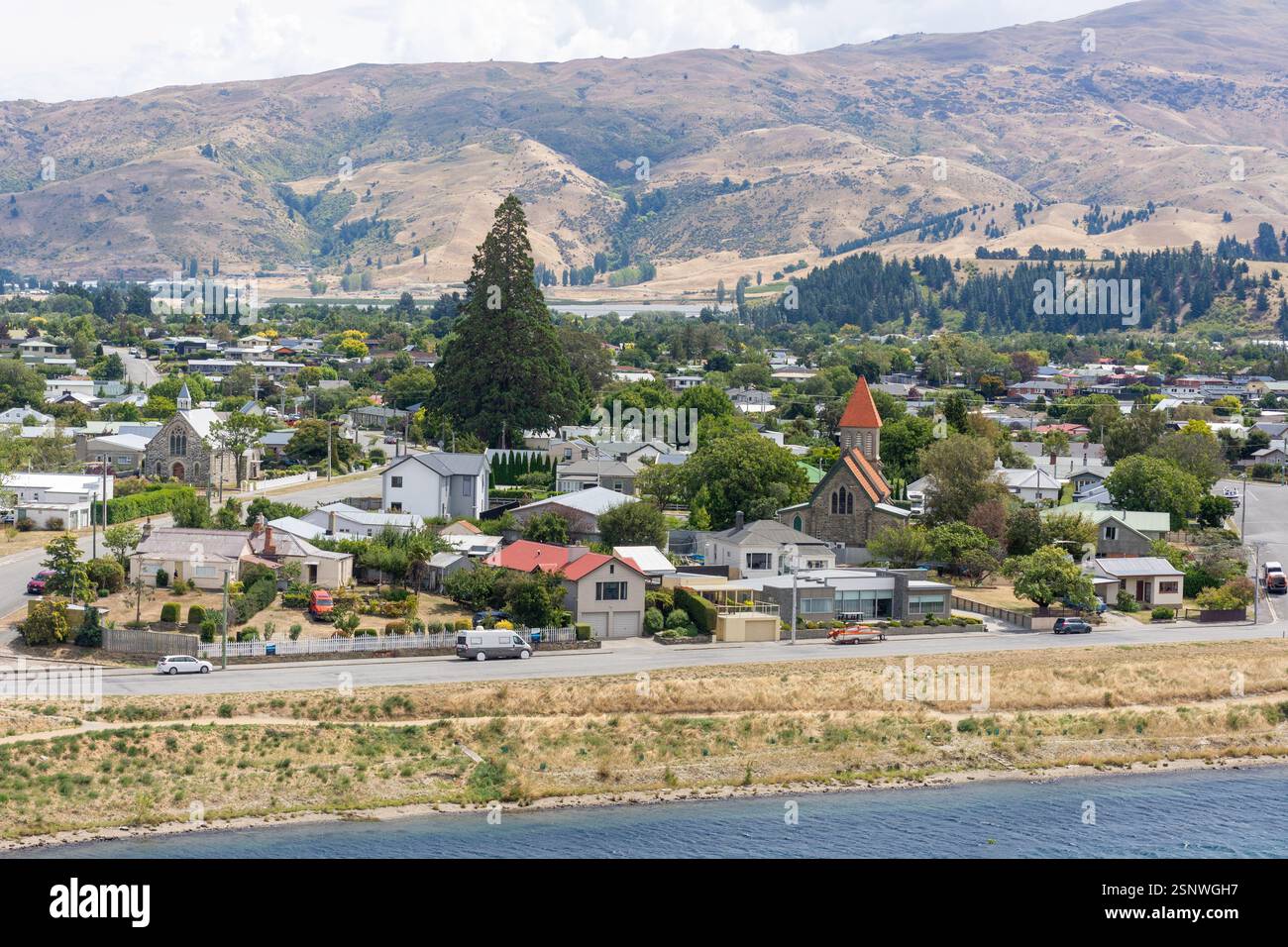 Vista della città e del fiume Clutha da Bruce Jackson Lookout, Cromwell (Tīrau), regione di Otago, Isola del Sud, nuova Zelanda Foto Stock