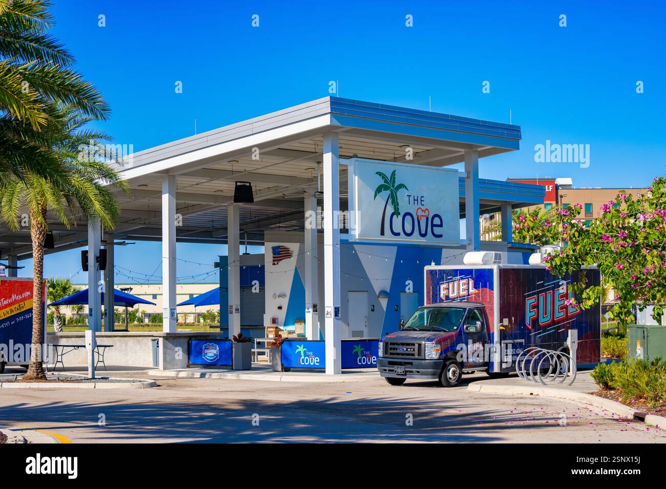Naples, FL, USA - 6 febbraio 2025: The Cove at Paradise Court Sports Complex Foto Stock