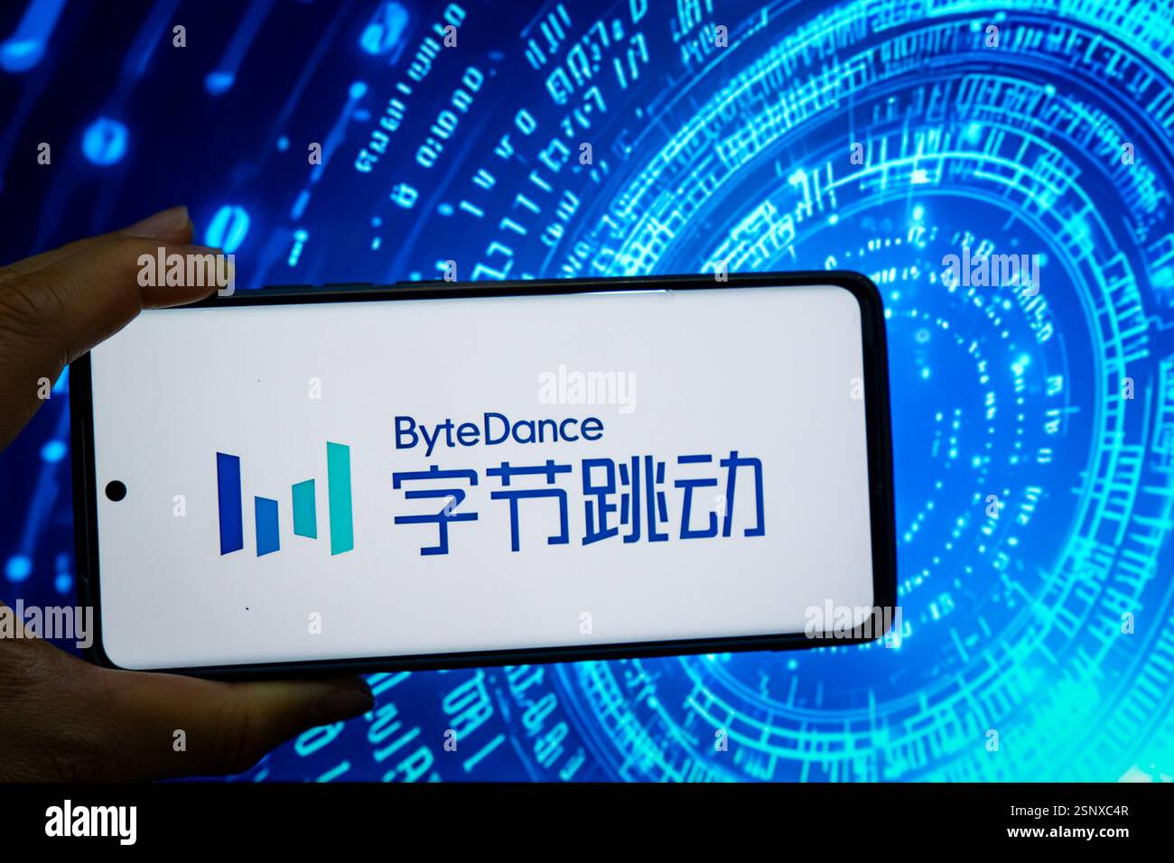 CHONGQING, CINA - 14 FEBBRAIO 2025 - un'illustrazione mostra il logo ByteDance visualizzato su uno smartphone con il codice prodotto sullo sfondo di Chong Foto Stock