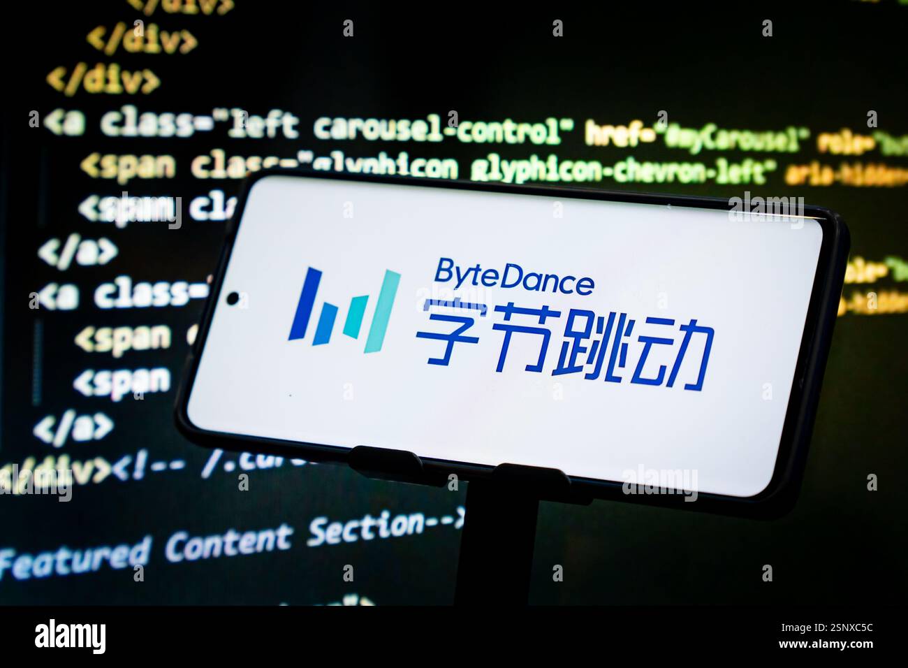 CHONGQING, CINA - 14 FEBBRAIO 2025 - un'illustrazione mostra il logo ByteDance visualizzato su uno smartphone con il codice prodotto sullo sfondo di Chong Foto Stock
