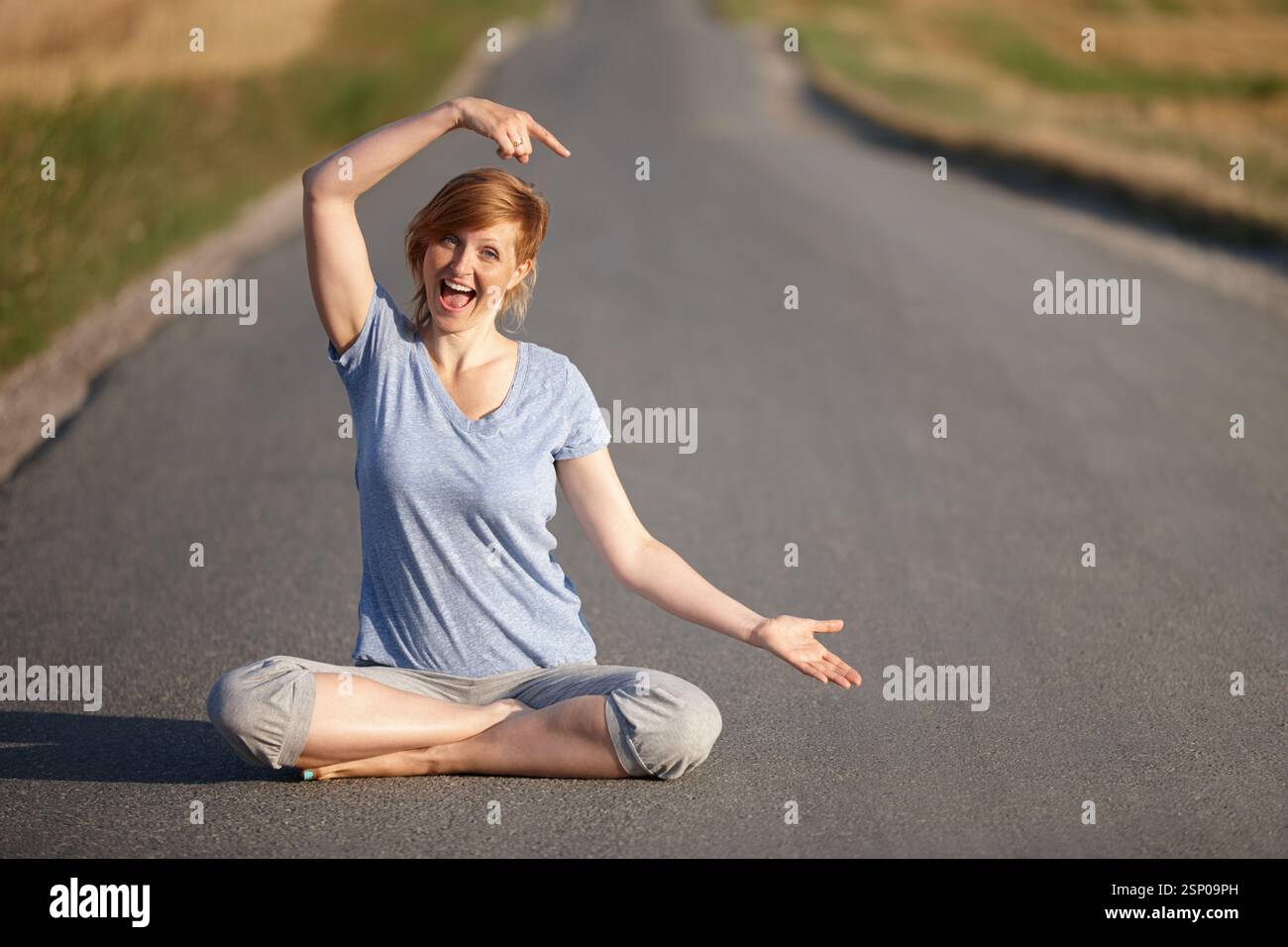 Donna, punta e ritratto per una pausa studentesca con spazio mockup, sorriso e promozione per l'anno scolastico. Volontariato, pubblicità e eccitazione Foto Stock