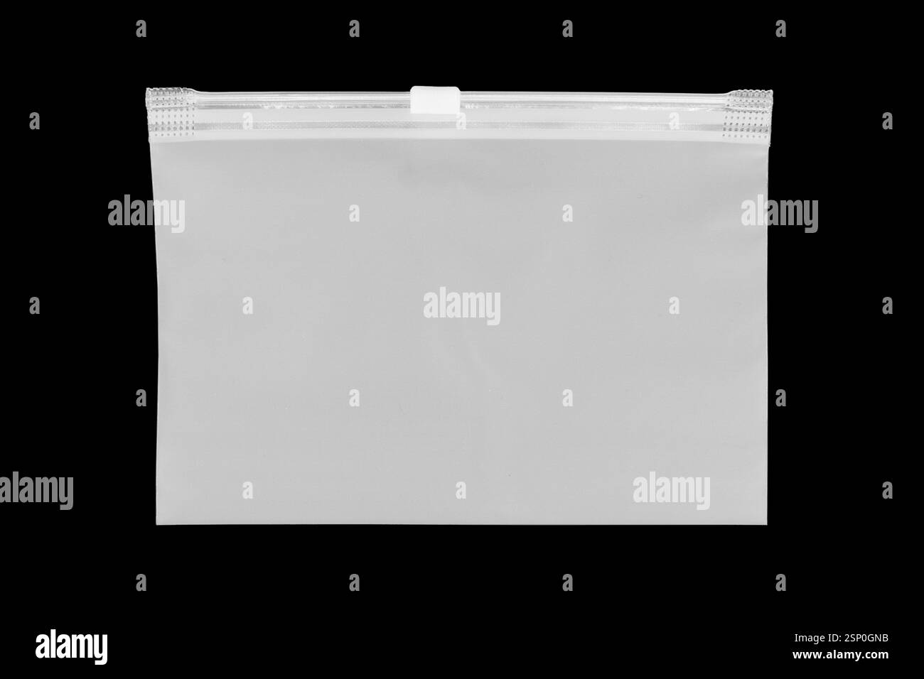 Sacchetto con cerniera in plastica isolato su sfondo nero. Sacchetto di plastica vuoto con chiusura lampo isolato Foto Stock