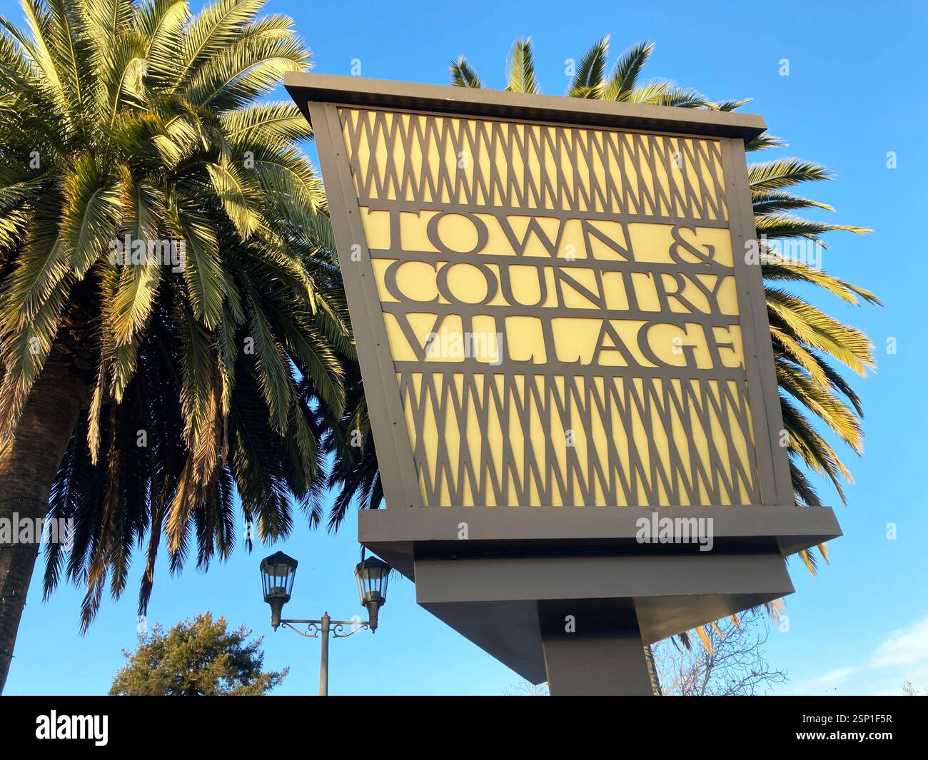 L'insegna Town and Country Village pubblicizza un centro commerciale di lusso con catene e negozi specializzati, servizi e ristoranti - Palo alto, California, USA - Januar Foto Stock