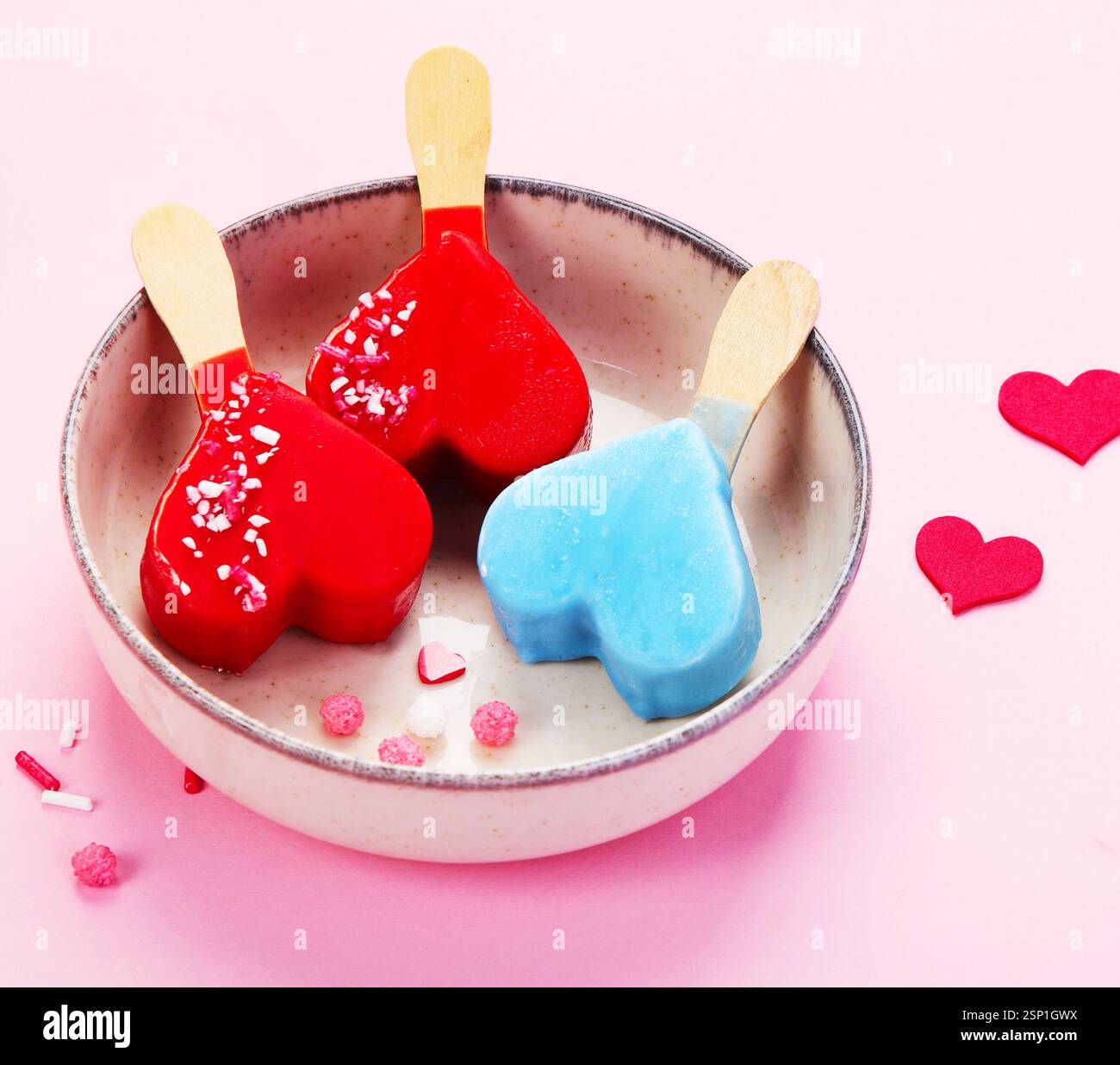 Diversi tipi di gelato a base di papaveri su sfondo rosa. Foto Stock