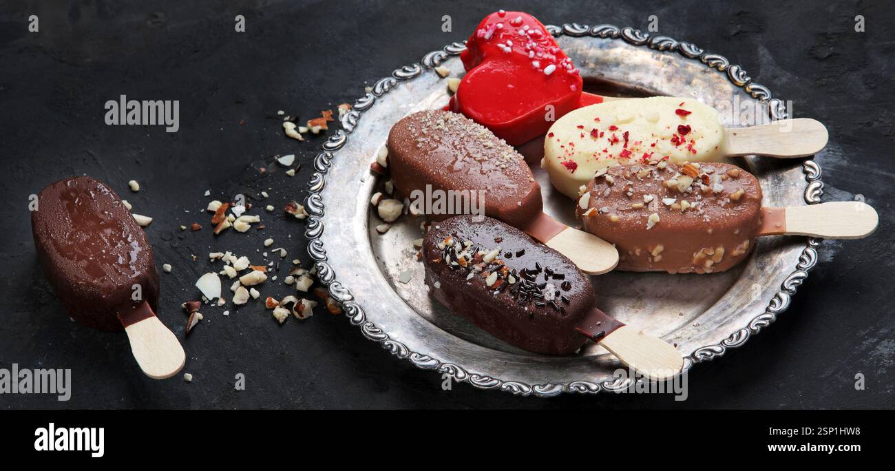 Assortimento di gelati a base di papavero su sfondo scuro. Foto Stock