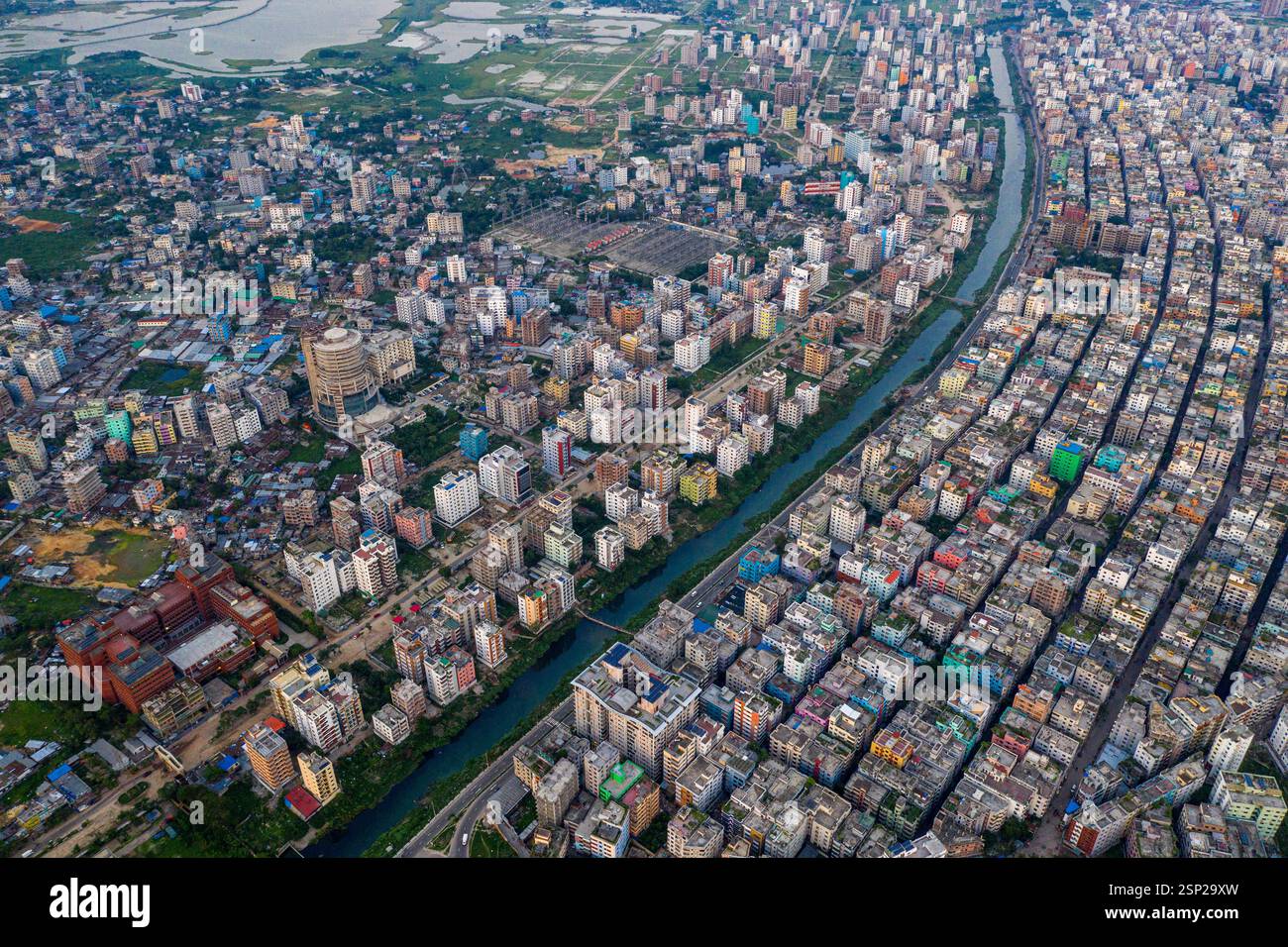Vista aerea delle aree residenziali di Banasree e Aftabnagar a Dacca, Bangladesh, separate dal canale di Rampura. Foto Stock
