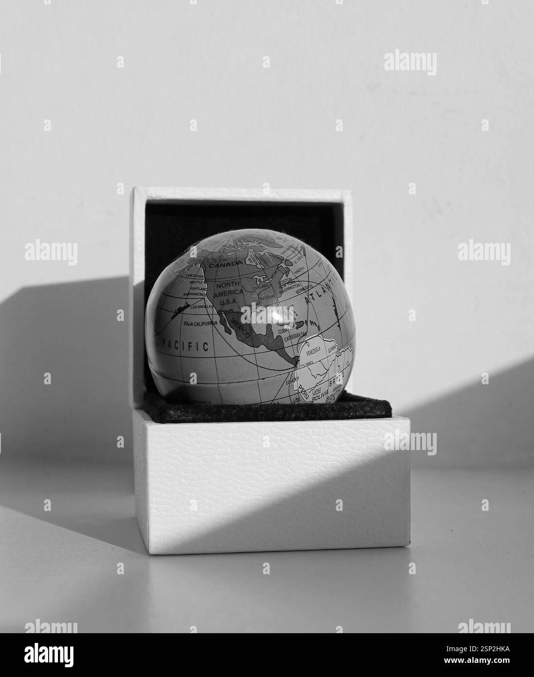 Stile vintage che disegna i confini di paesi e continenti sul modello terrestre. Globo con i paesi dei continenti americani in stile retro Foto Stock