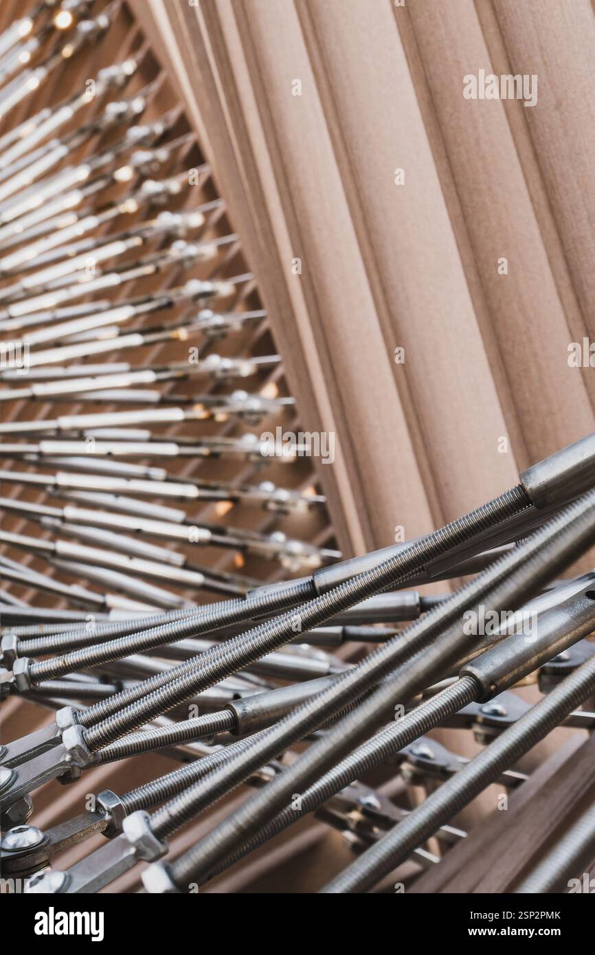 Design intricato che mostra cavi, aste filettate e cordoni in puro stile costruttivo, evocando l'estetica fratale e le strutture strallate. Foto Stock