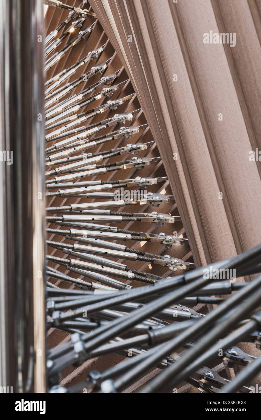 Design intricato che mostra cavi, aste filettate e cordoni in puro stile costruttivo, evocando l'estetica fratale e le strutture strallate. Foto Stock
