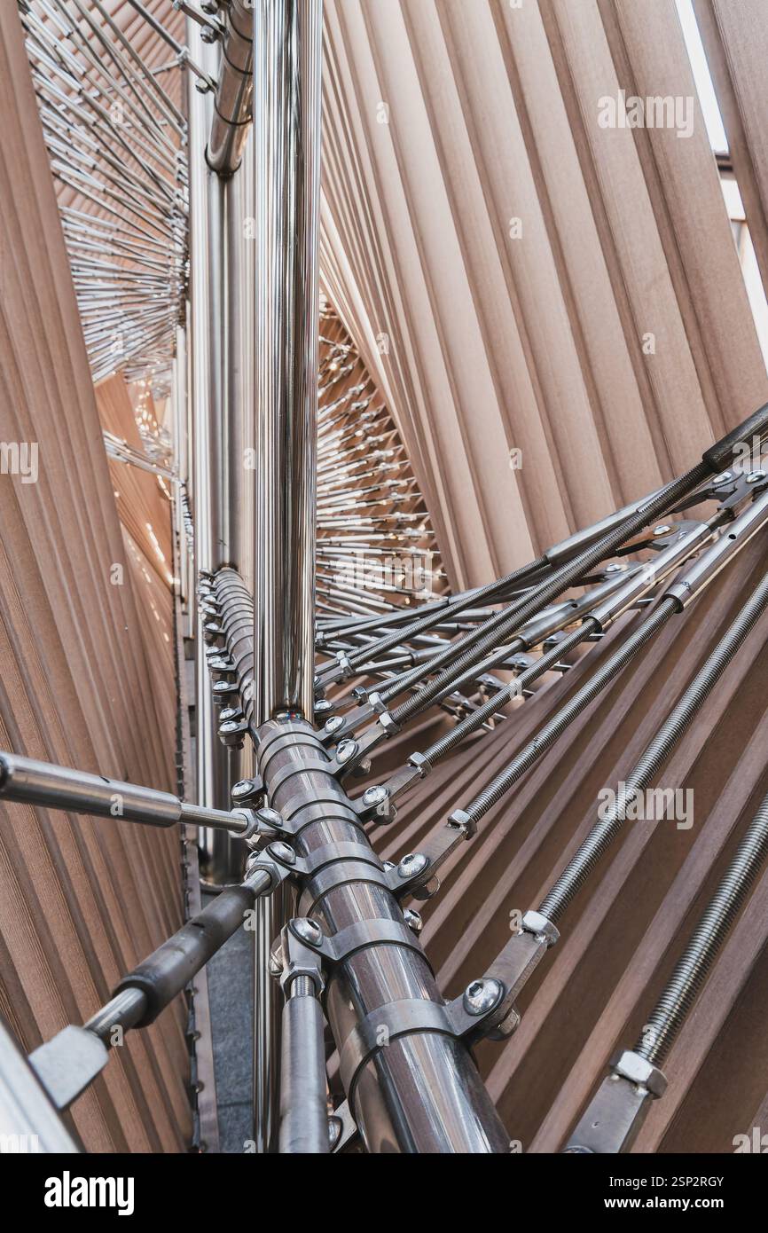 Design intricato che mostra cavi, aste filettate e cordoni in puro stile costruttivo, evocando l'estetica fratale e le strutture strallate. Foto Stock