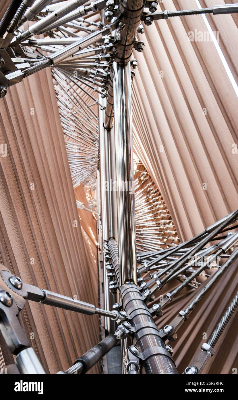 Design intricato che mostra cavi, aste filettate e cordoni in puro stile costruttivo, evocando l'estetica fratale e le strutture strallate. Foto Stock