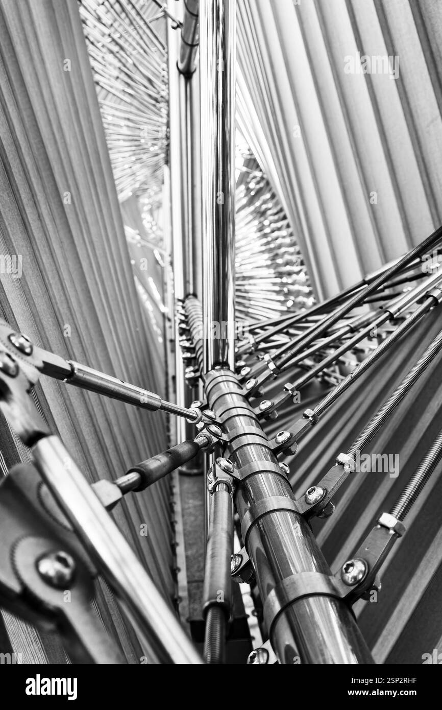 Design intricato che mostra cavi, aste filettate e cordoni in puro stile costruttivo, evocando l'estetica fratale e le strutture strallate. Foto Stock