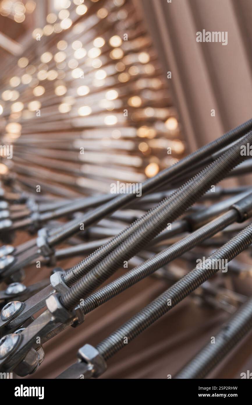 Design intricato che mostra cavi, aste filettate e cordoni in puro stile costruttivo, evocando l'estetica fratale e le strutture strallate. Foto Stock