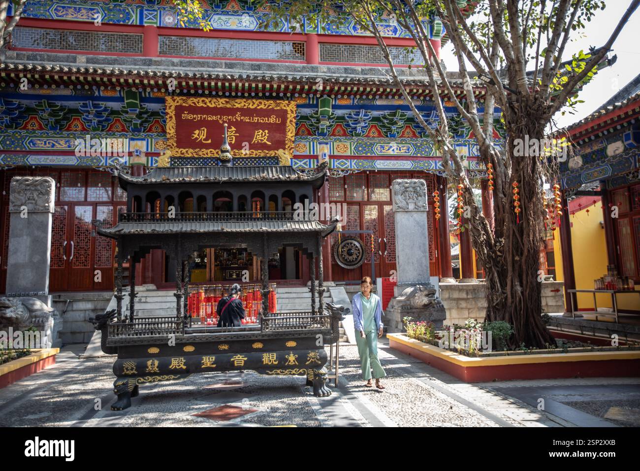 Tempio cinese tradizionale (nome sconosciuto) nel quartiere di Chinatown della zona economica speciale del Triangolo d'Oro. La zona economica speciale del Triangolo d'Oro (GTSEZ) in Laos è un'area controversa in cui si trovano casinò di lusso come Kings Romans, noti per il potenziale economico ma afflitti da varie accuse, sotto una significativa influenza cinese, creando un netto contrasto tra opulenza e sfruttamento. Credito: SOPA Images Limited/Alamy Live News Foto Stock