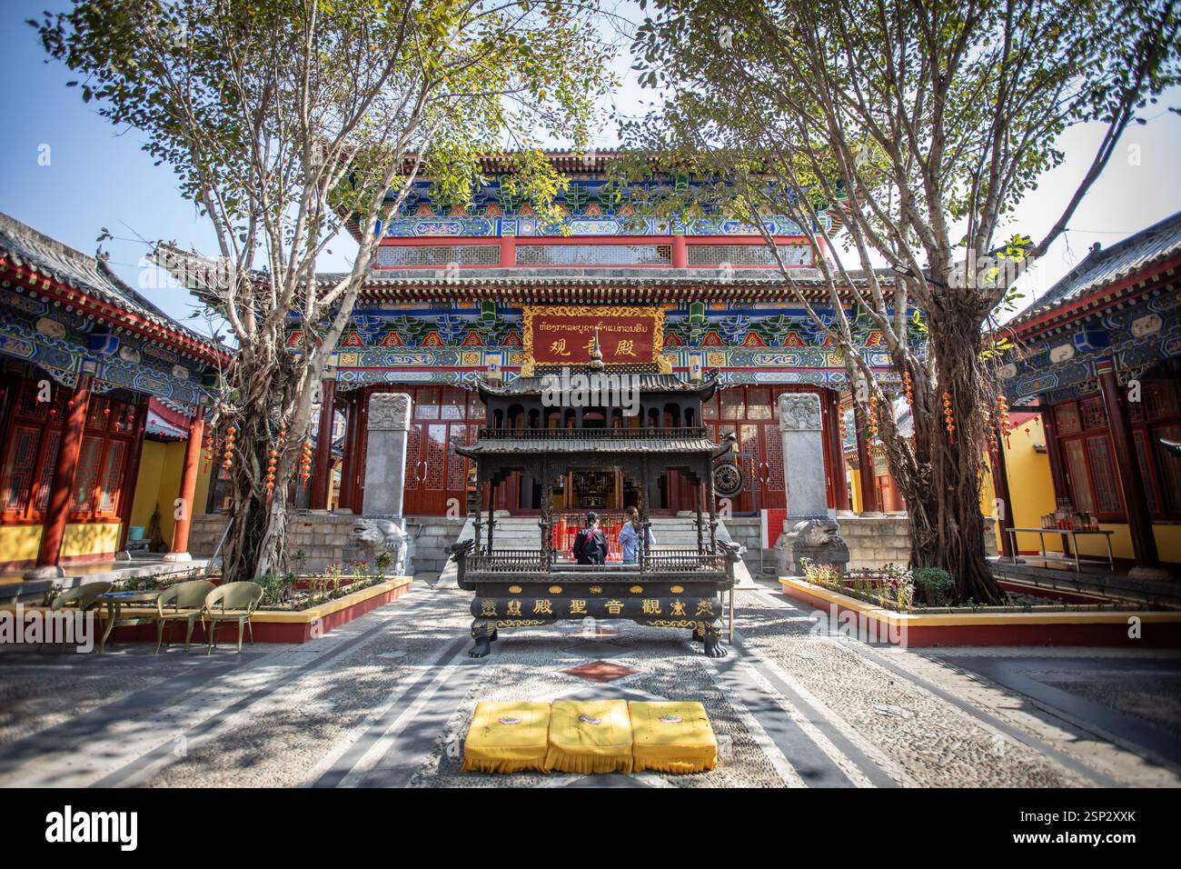 Tempio cinese tradizionale (nome sconosciuto) nel quartiere di Chinatown della zona economica speciale del Triangolo d'Oro. La zona economica speciale del Triangolo d'Oro (GTSEZ) in Laos è un'area controversa in cui si trovano casinò di lusso come Kings Romans, noti per il potenziale economico ma afflitti da varie accuse, sotto una significativa influenza cinese, creando un netto contrasto tra opulenza e sfruttamento. Credito: SOPA Images Limited/Alamy Live News Foto Stock