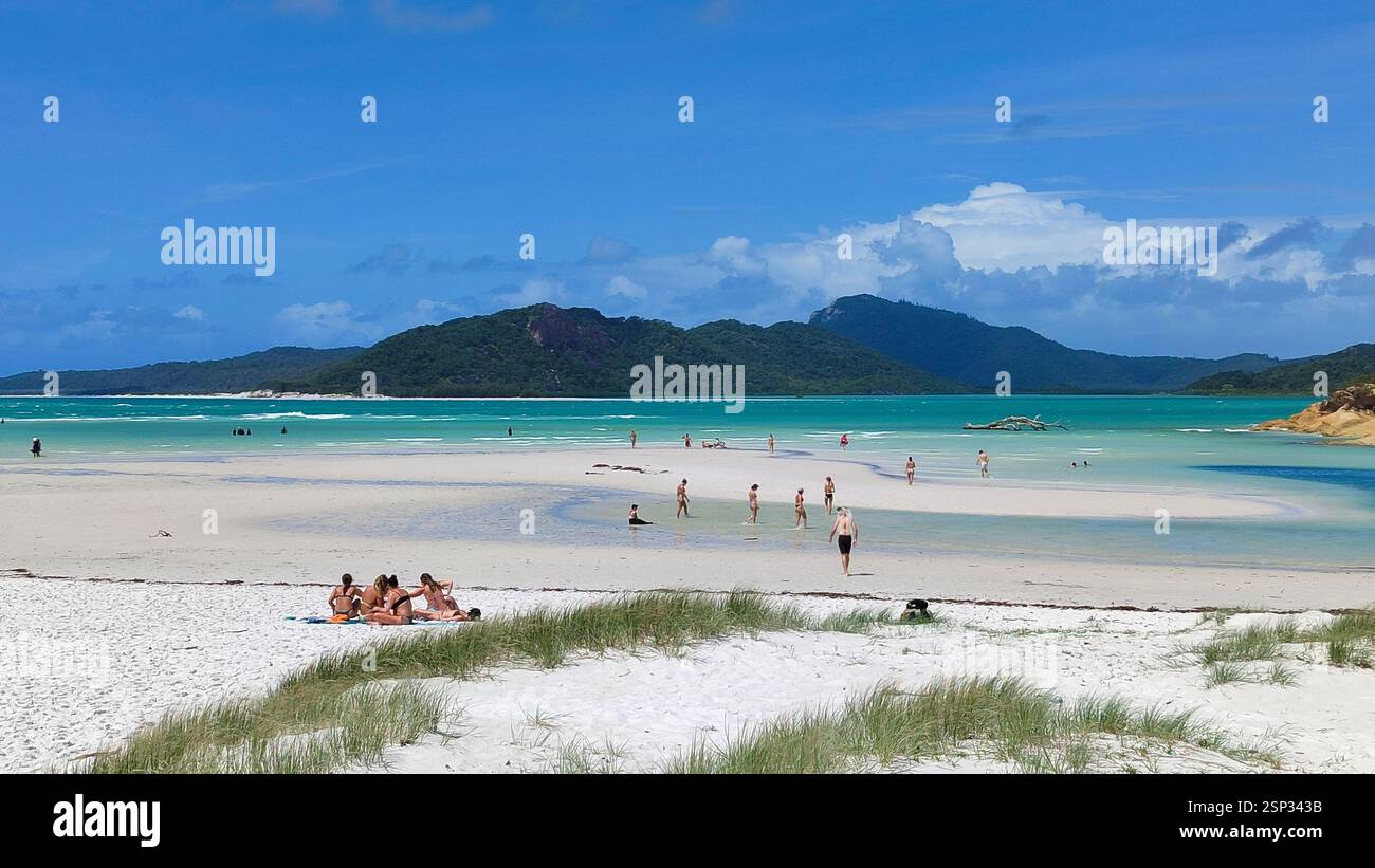Lo yacht a vela noleggia le Whitsundays, le acque turchesi attraggono da Hamilton Island. L'avventura sull'isola ti aspetta. Esplora le insenature nascoste. Foto Stock