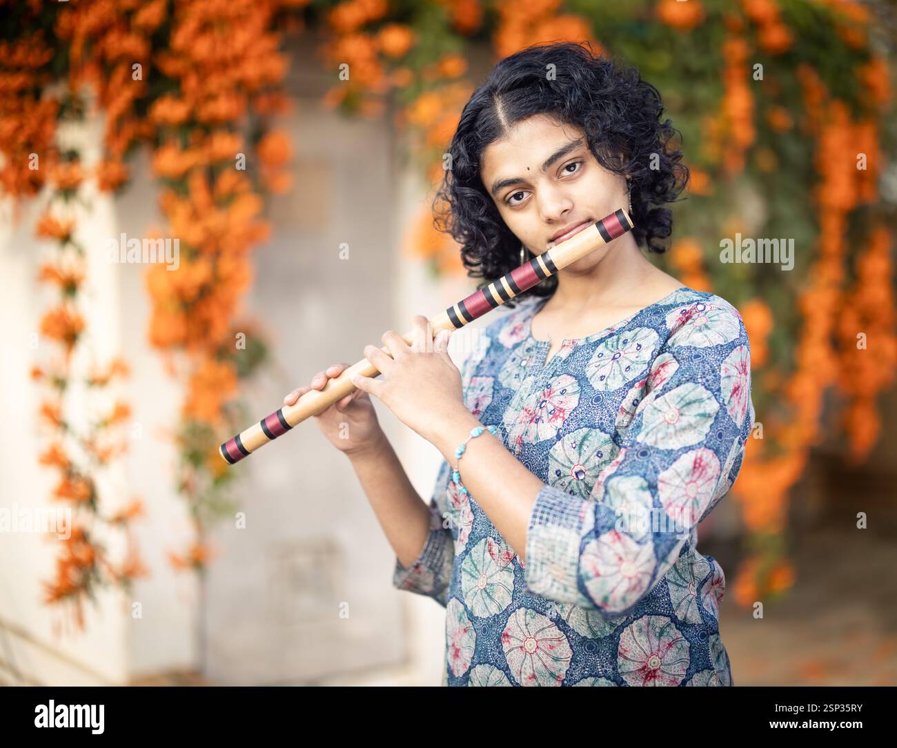 Inika Ranna, musicista classico industano che suona Bansuri [flauto di bambù indiano], India Foto Stock
