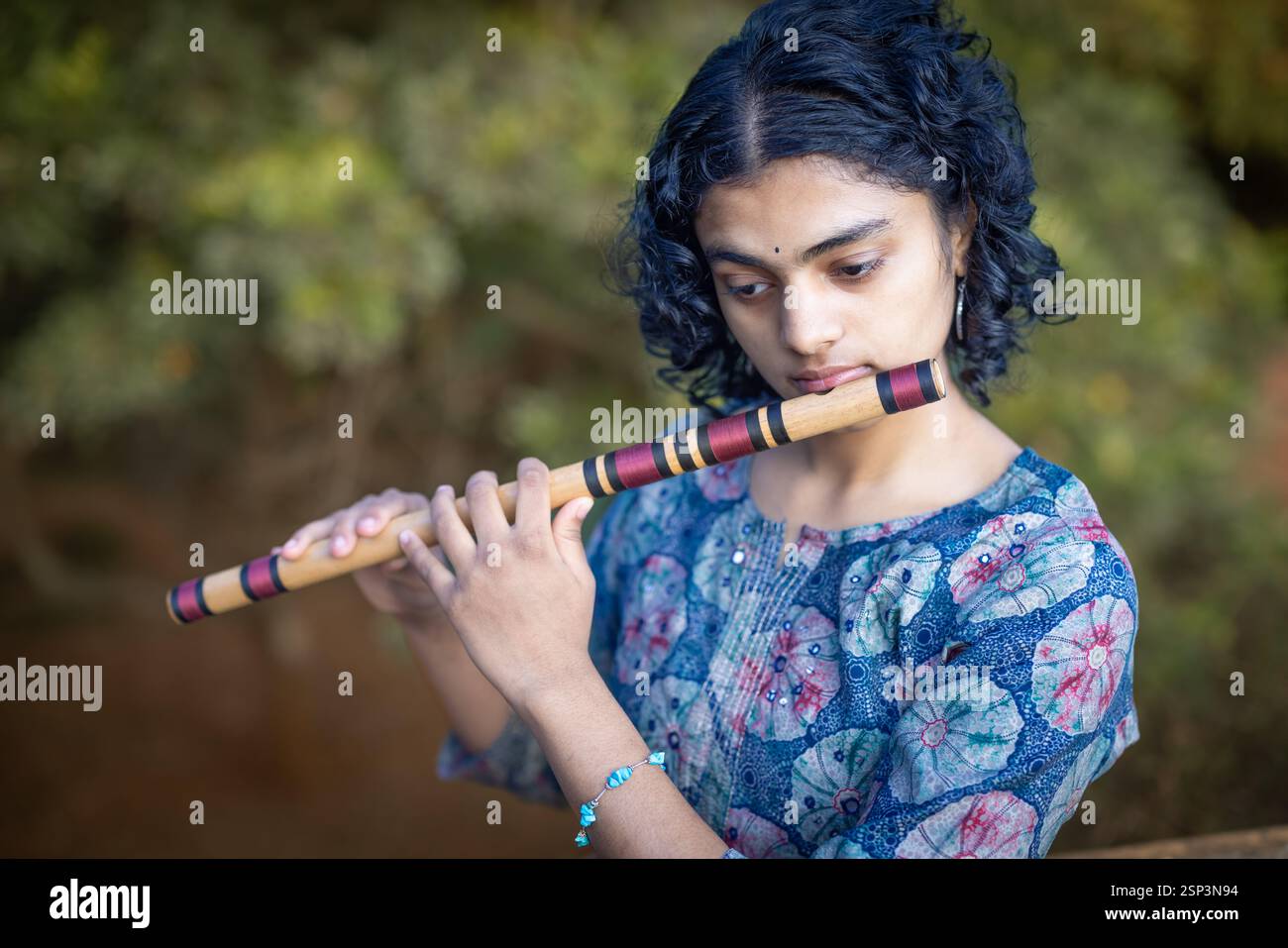 Inika Ranna, musicista classico industano che suona Bansuri, un flauto di bambù indiano, India. Foto Stock