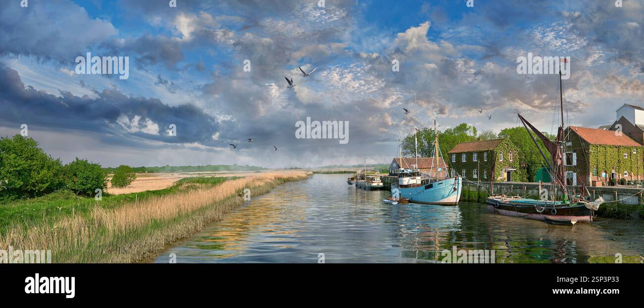 Foto a colori di vecchie barche a vapore e a vela ormeggiate a Snape Maltings, Suffolk, Inghilterra Foto Stock