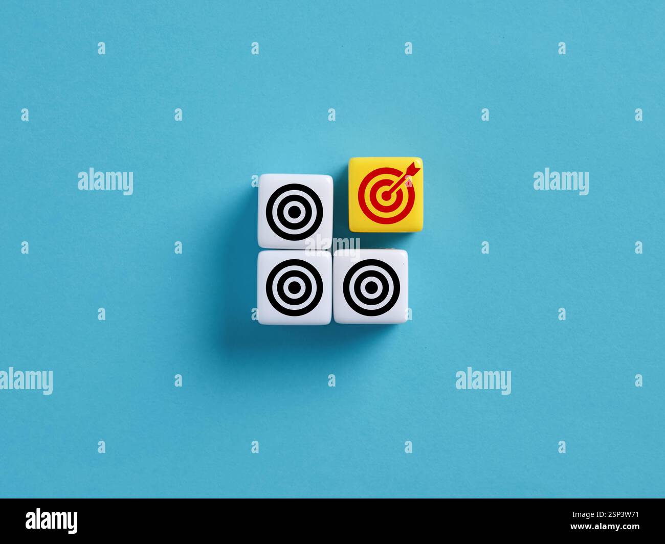 Raggiungimento o raggiungimento degli obiettivi aziendali. Completamento dell'attività. Simboli di destinazione sui cubi su sfondo blu. Foto Stock