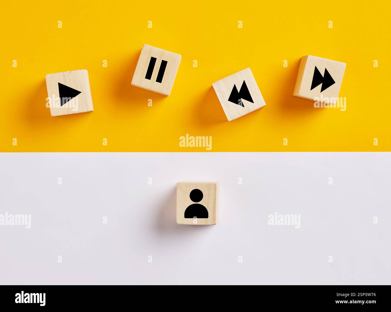 Cubi in legno che rappresentano i controlli del lettore musicale e il cliente su sfondo giallo e bianco, concetto di musica e controllo podcast. Foto Stock