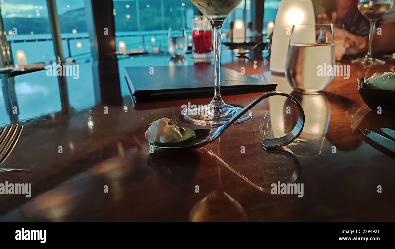 Foto di un cucchiaio con del cibo accanto a un bicchiere di vino. Cena con vino. Pausa durante un pasto. Goditi un'esperienza culinaria raffinata. Hamilton, io Foto Stock