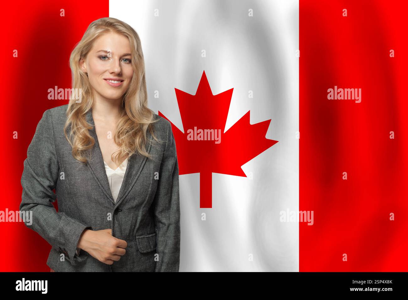 Donna bionda felice con bandiera del Canada Foto Stock