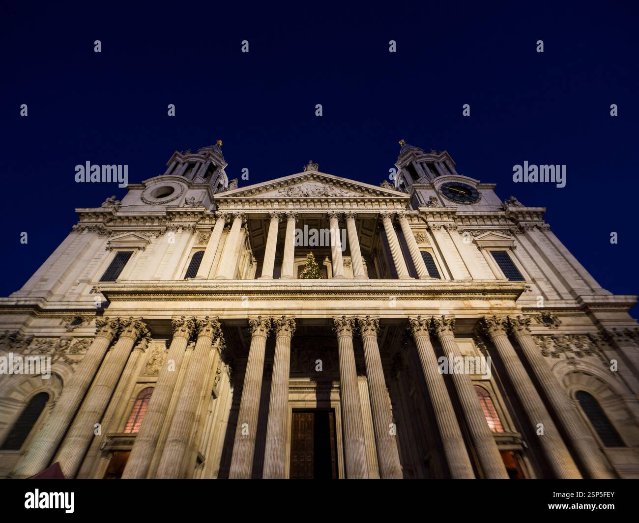 Di notte, vista ovest con la grande porta, la cattedrale di St Pauls, la città di Londra, Londra, Inghilterra, Regno Unito, Gran Bretagna. Foto Stock