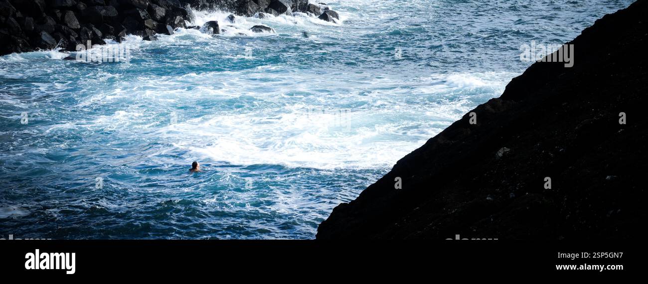 Nuotando nell'Oceano Atlantico, Porto de pesca Corretora è un piccolo porto di pescatori sull'isola di São Miguel, nelle Azzorre, noto per le sue tradizionali barche da pesca Foto Stock