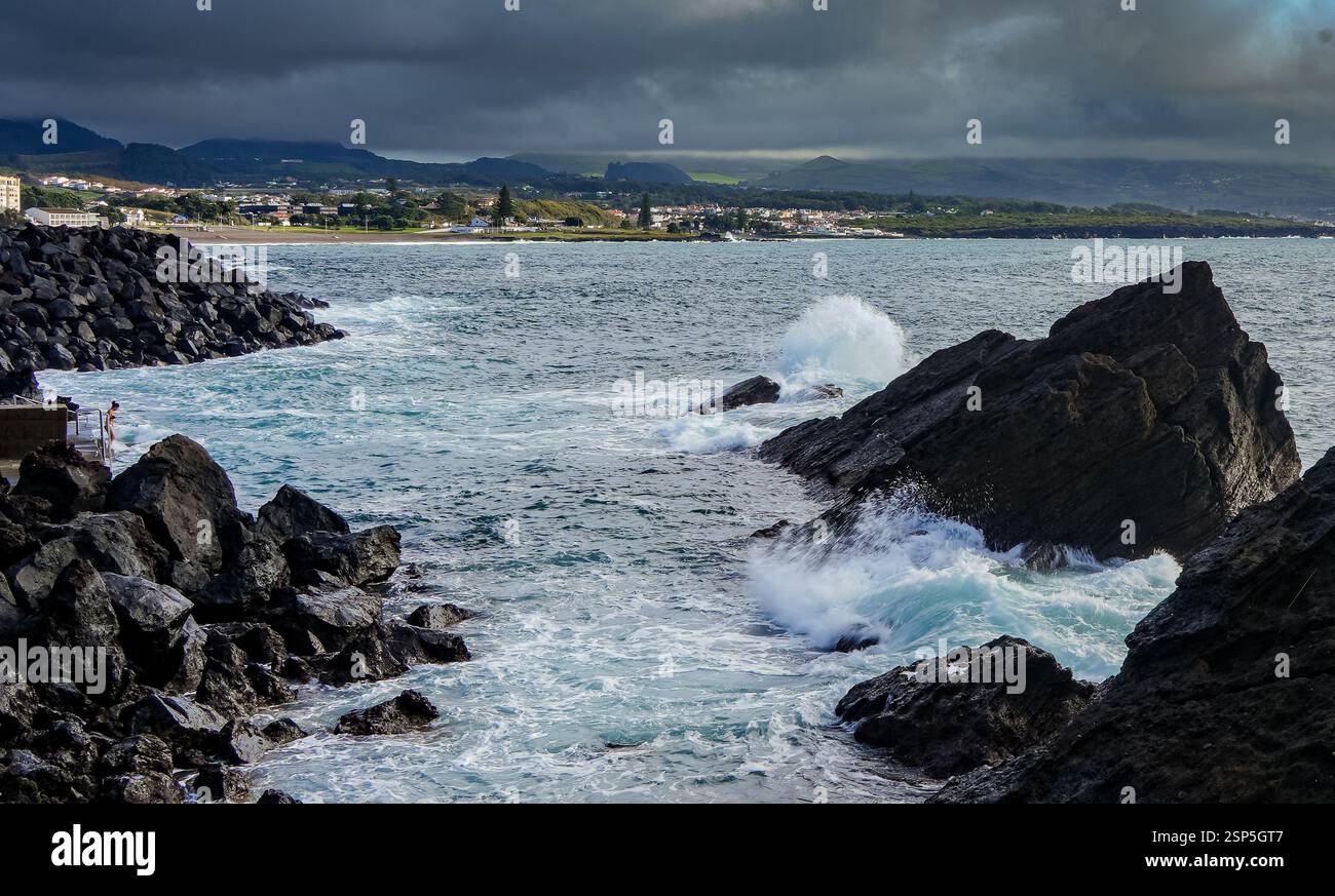 Nuotando nell'Oceano Atlantico, Porto de pesca Corretora è un piccolo porto di pescatori sull'isola di São Miguel, nelle Azzorre, noto per le sue tradizionali barche da pesca Foto Stock
