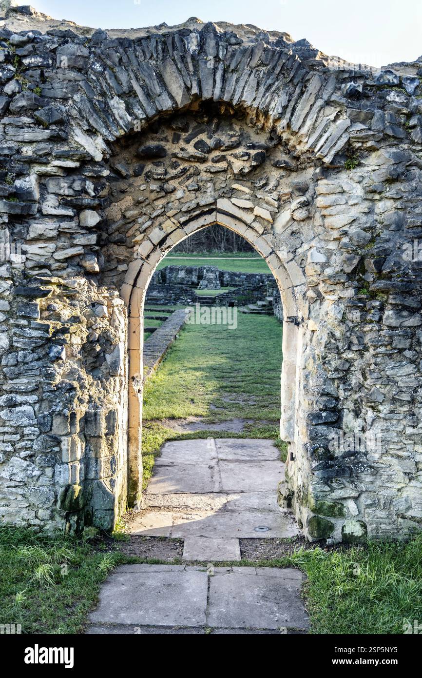 Porta con arco a punta alle rovine dell'abbazia di Lesnes, Abbey Wood, Londra, Inghilterra Foto Stock