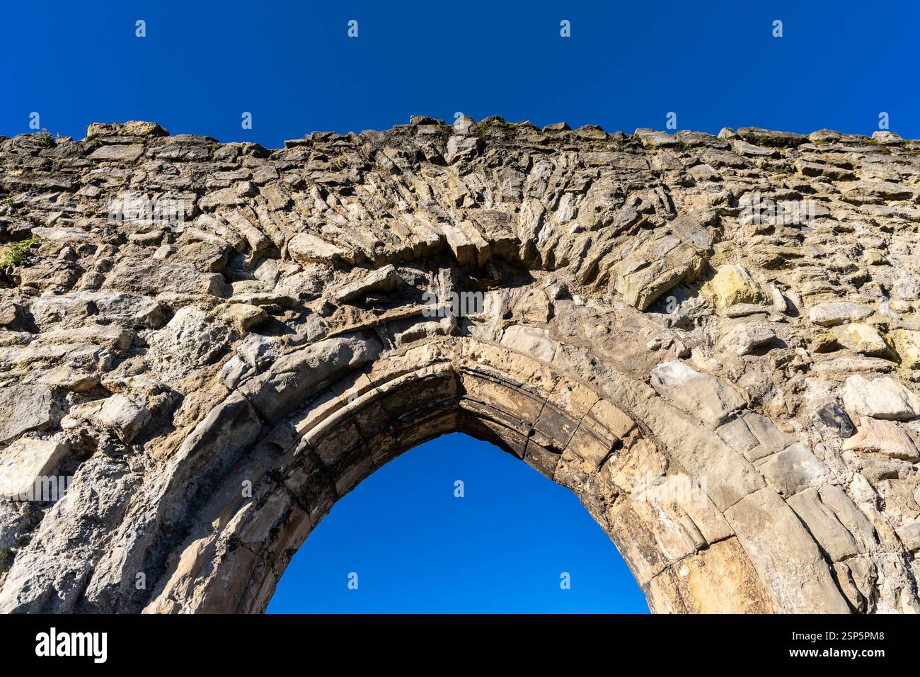 Porta con arco a punta alle rovine dell'abbazia di Lesnes, Abbey Wood, Londra, Inghilterra Foto Stock
