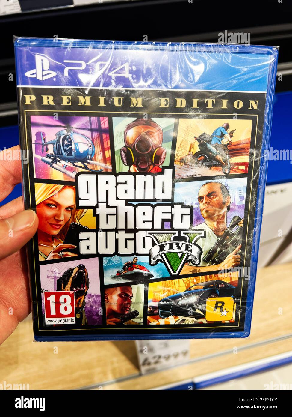 Leopoli, Ucraina - 13 febbraio 2025: Custodia di gioco per PS4 di Grand Theft Auto V Premium Edition, fotografata in confezione da esposizione. Foto Stock