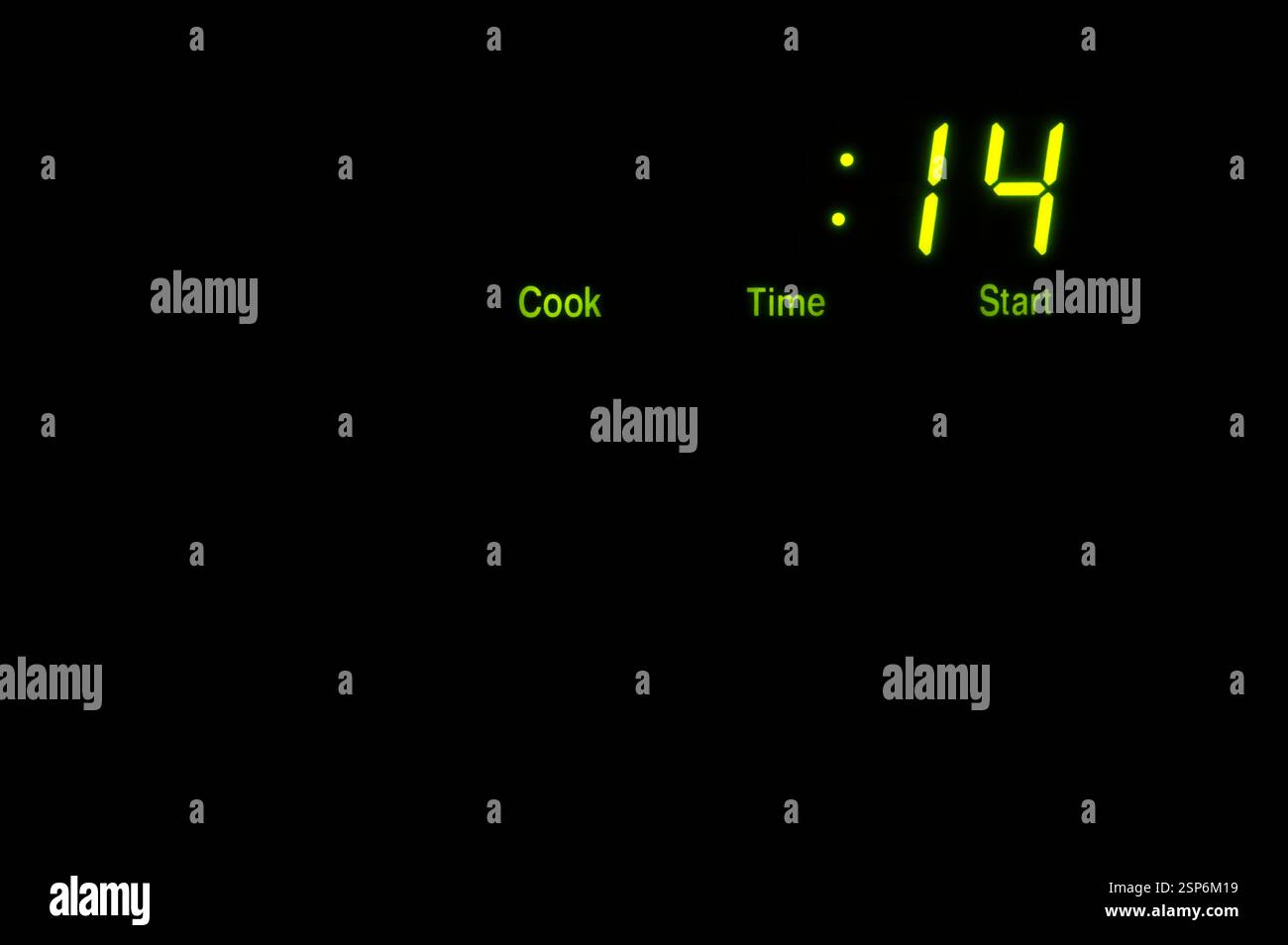 Display a LED su un forno a microonde con spazio di copia su sfondo nero Foto Stock