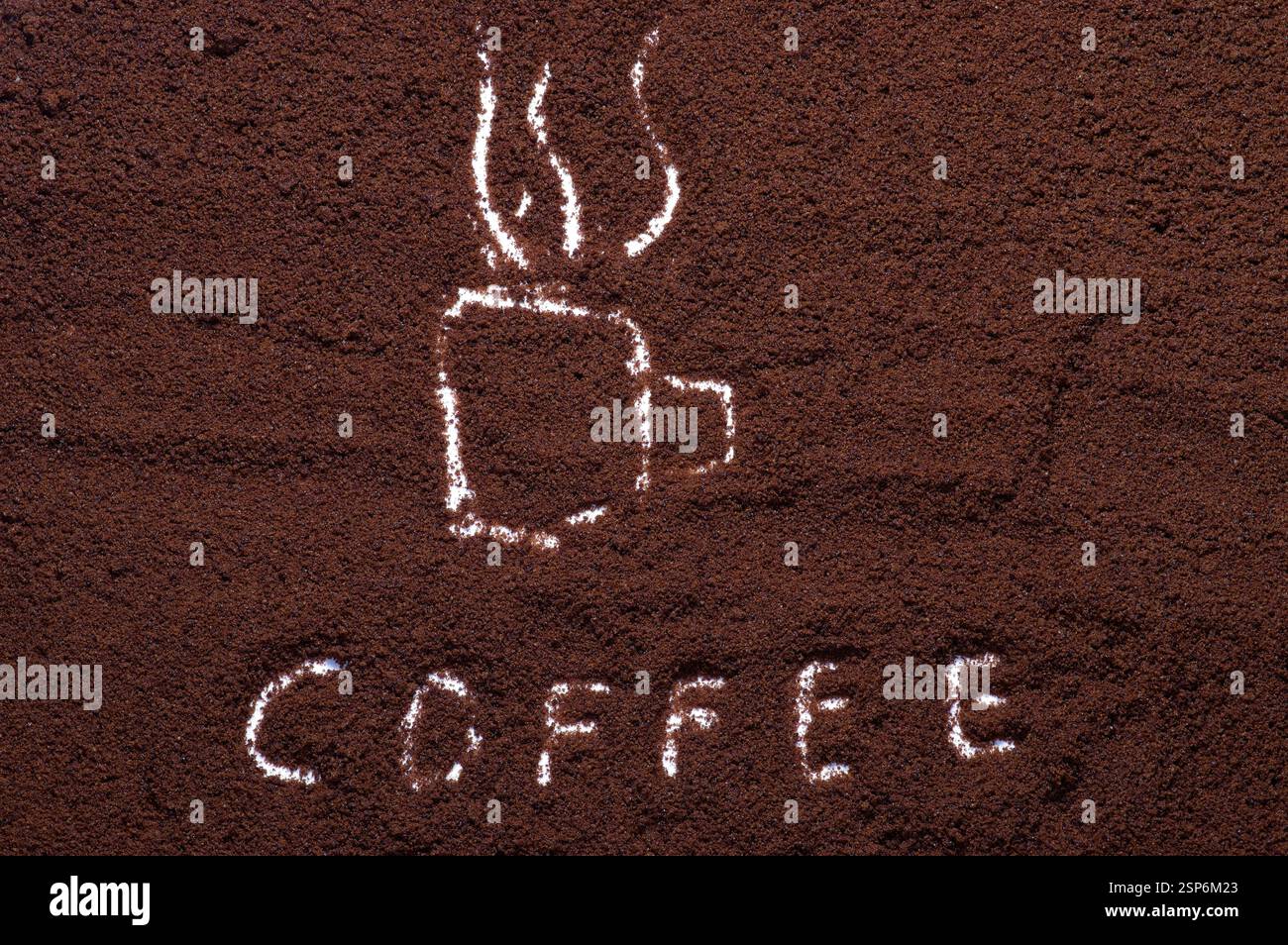 Caffè in polvere con una tazza incisa al suo interno Foto Stock