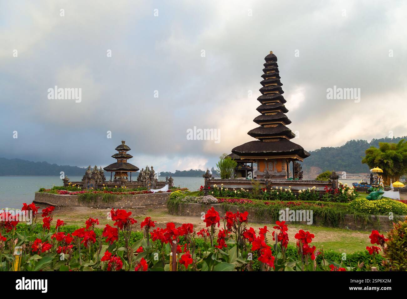 La bellezza del tempio Ulun Danu Bratan si trova sulle rive del lago Bratan a Bedugul, Tabanan, nella parte orientale di Bali, Indonesia Foto Stock