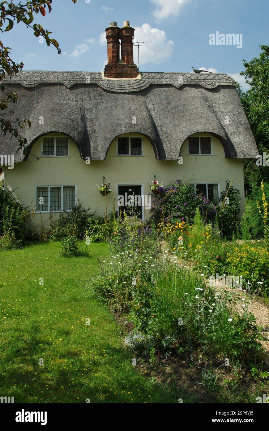 Pittoresco cottage con tetto di paglia nel villaggio di Old Warden, Bedfordshire, Regno Unito Foto Stock