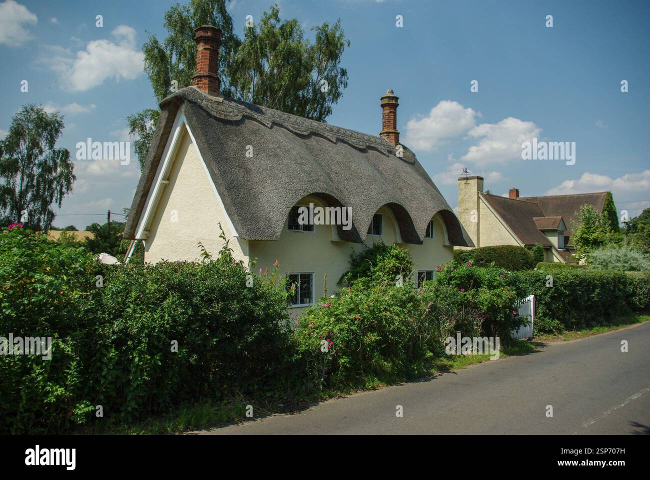 Pittoresco cottage con tetto di paglia nel villaggio di Old Warden, Bedfordshire, Regno Unito Foto Stock