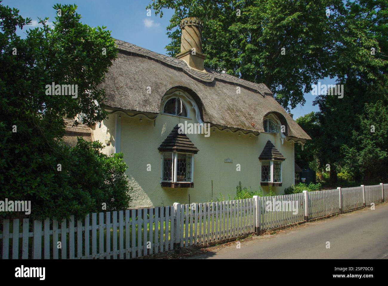 Pittoresco cottage con tetto di paglia nel villaggio di Old Warden, Bedfordshire, Regno Unito Foto Stock