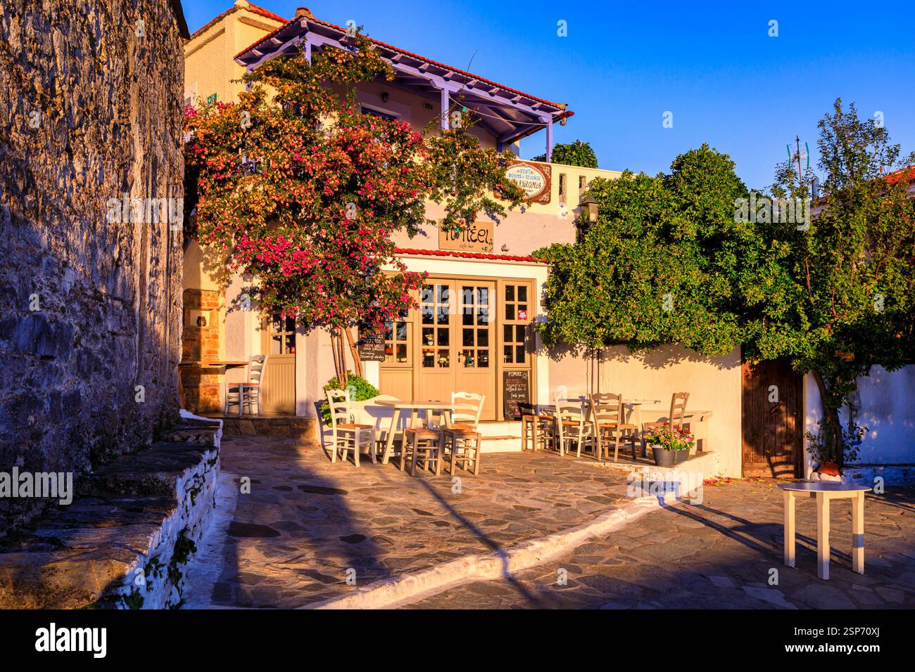 Piccola piazza ad Alonnisos Chora, Alonnisos, Grecia Foto Stock