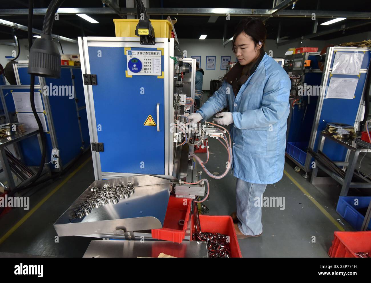 Un lavoratore lavora in un laboratorio di impresa di nuovi materiali di un'azienda di materiali magnetici morbidi in metallo ad alta frequenza nella città di Fuyang, provincia di Anhui, 14 febbraio Foto Stock