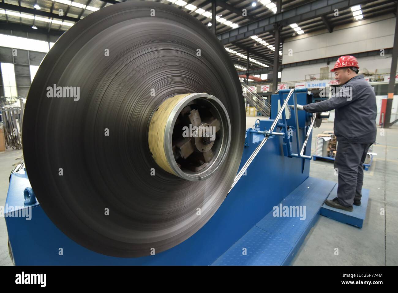 Un lavoratore lavora in un laboratorio di impresa di nuovi materiali di un'azienda di materiali magnetici morbidi in metallo ad alta frequenza nella città di Fuyang, provincia di Anhui, 14 febbraio Foto Stock