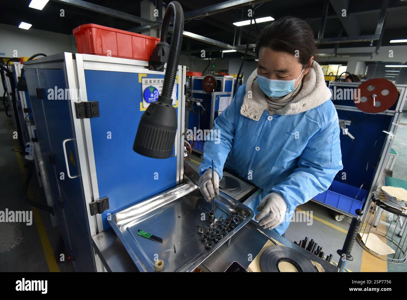 Un lavoratore lavora in un laboratorio di impresa di nuovi materiali di un'azienda di materiali magnetici morbidi in metallo ad alta frequenza nella città di Fuyang, provincia di Anhui, 14 febbraio Foto Stock