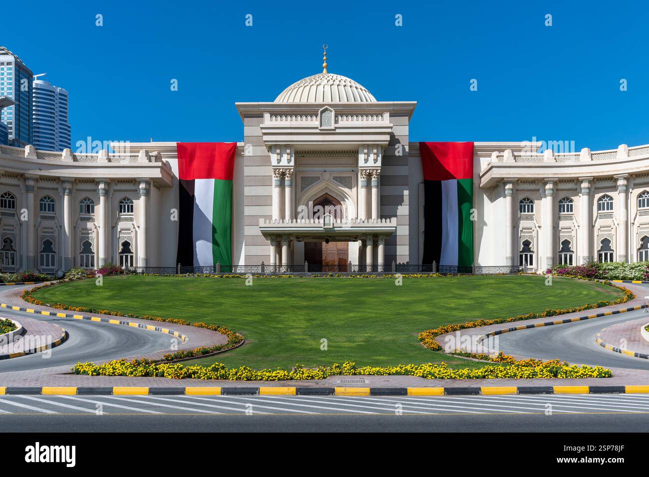 Due uffici governativi condividono questo bellissimo edificio: 1: Camera di commercio e industria di Sharjah 2: Sharjah Exports Development Center. Foto Stock