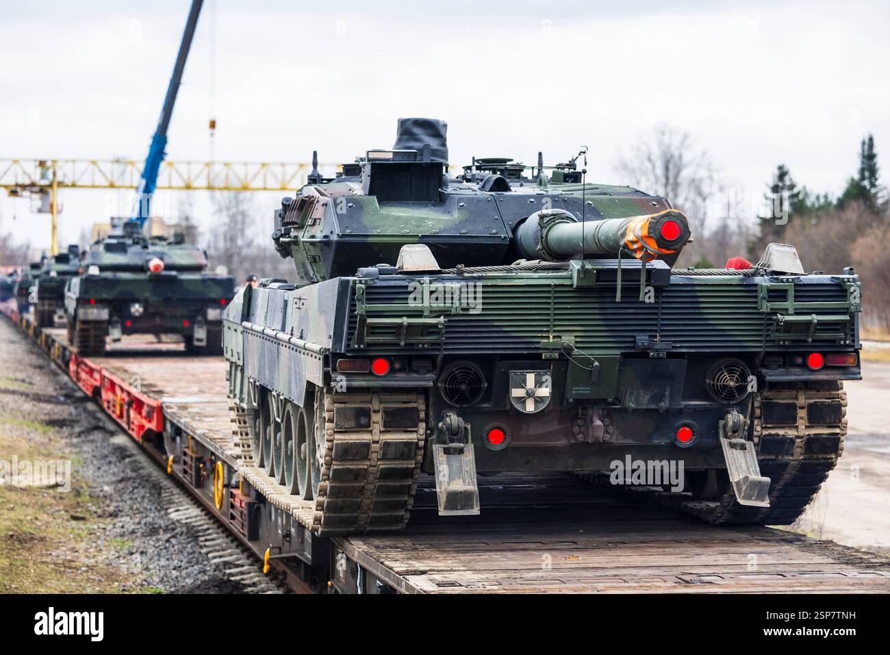 Un convoglio di carri armati da battaglia tedeschi Leopard 2 caricati su vagoni ferroviari a pianale per il trasporto militare, evidenziando lo spiegamento strategico e logistico Foto Stock