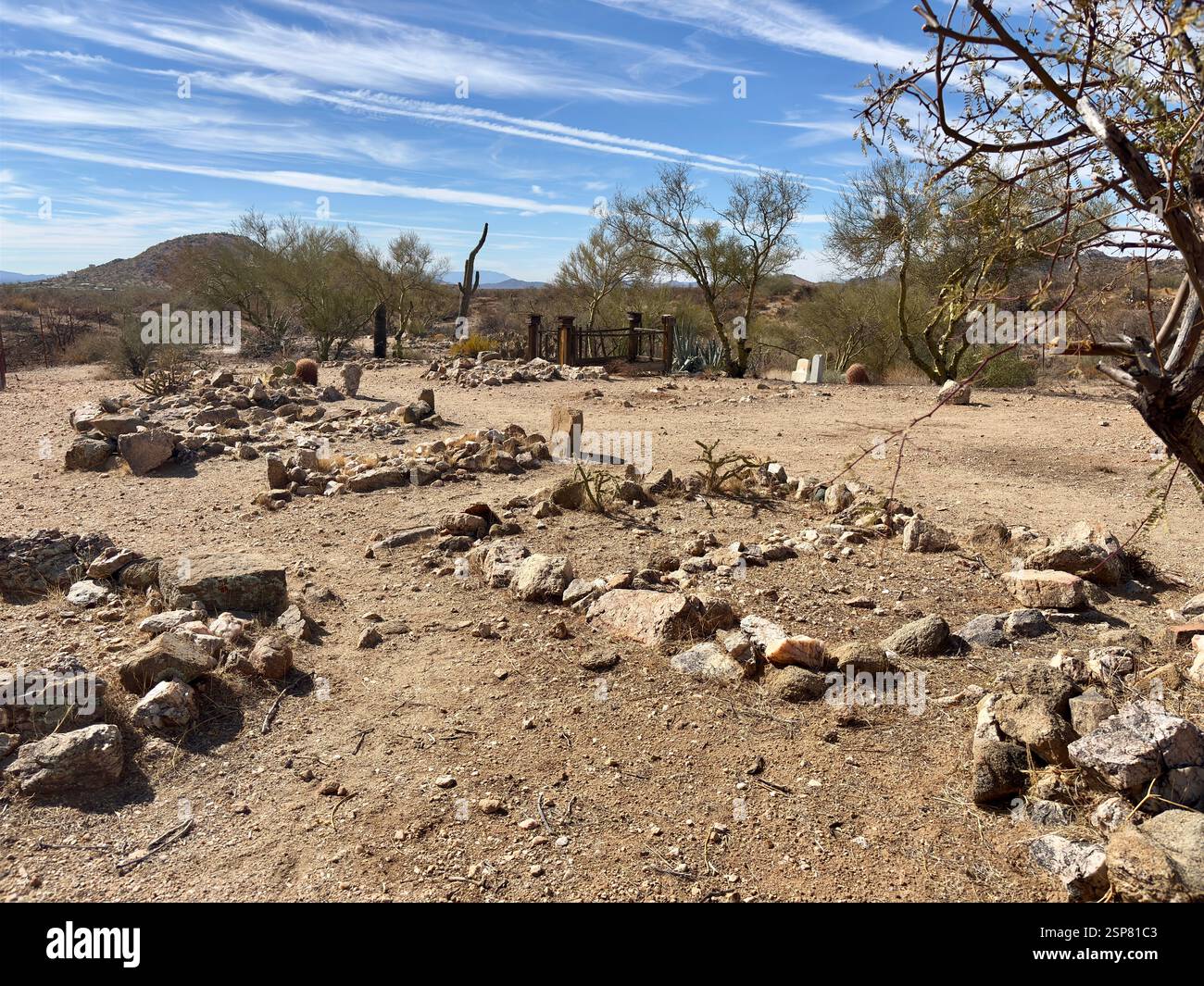 Storico cimitero dei pionieri del deserto a Congress, Arizona, con tombe rupestri Foto Stock