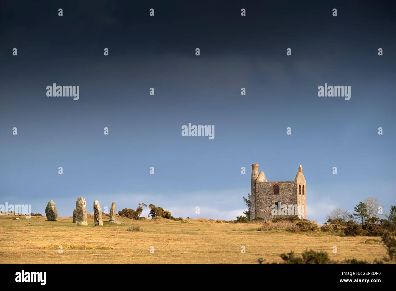 Pietre erette di un cerchio di pietre del tardo neolitico o della prima età del bronzo. Uno dei tre circoli conosciuti come Hurlers a Bodmin Moor in Cornovaglia nel Regno Unito. Foto Stock